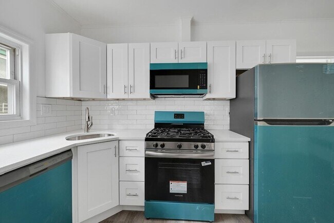 Building Photo - 33 E 42nd St