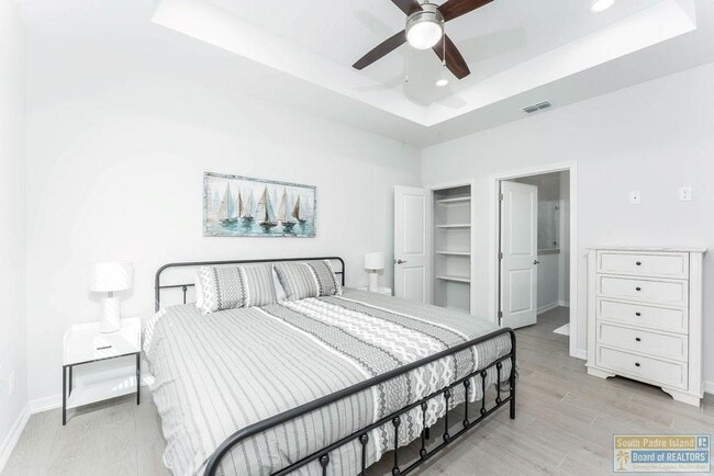 Building Photo - 18 S Bay Hill Dr