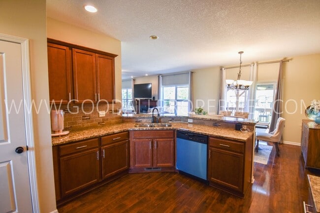Building Photo - 5 Bedroom Home with Fenced Yard, and 3 Car Garage in Waukee