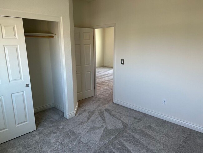 Building Photo - Like New Spacious Home in Gated Community