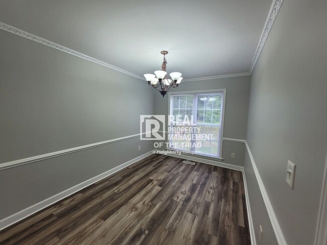Building Photo - Newly Renovated Now Ready! One level 3BR/2...