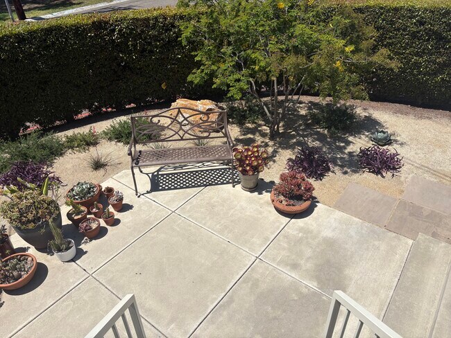 Building Photo - 4735 Lomitas Dr