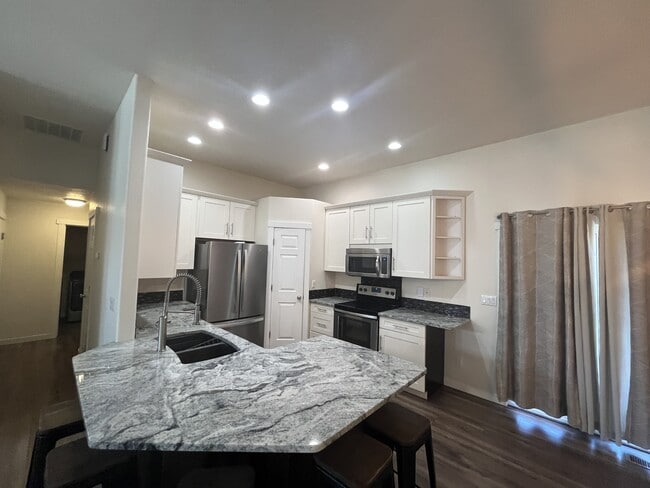 Building Photo - 1820 W Camelot Dr