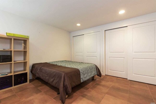 Building Photo - 924 Woodmere Dr
