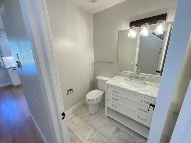 Building Photo - 4 Bedroom Home Available Near E Cheyenne M...