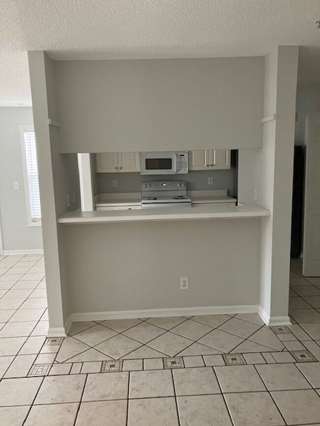 Building Photo - 909-H