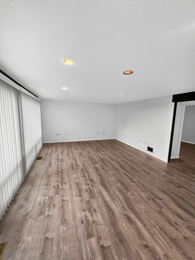 Building Photo - 1530 Barr Ave