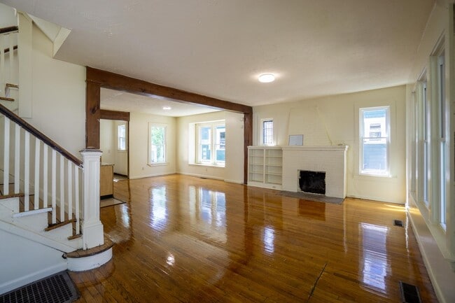 Building Photo - Available 6/1/26 - Single Family Home