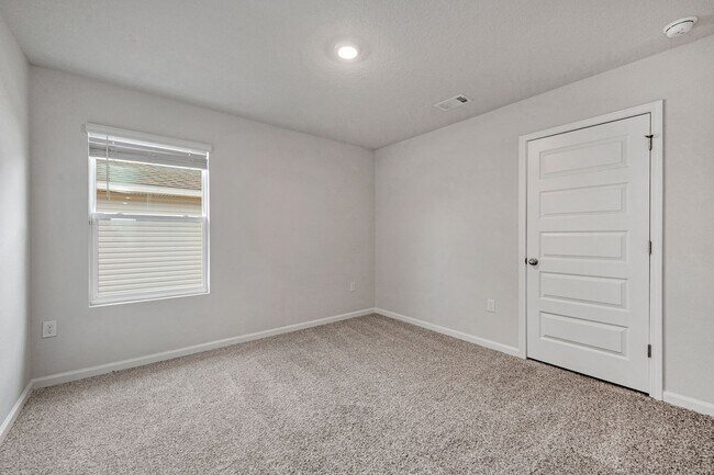 Building Photo - Beautiful 3BR Home with Privacy-Fenced Backyard in The Woodlands