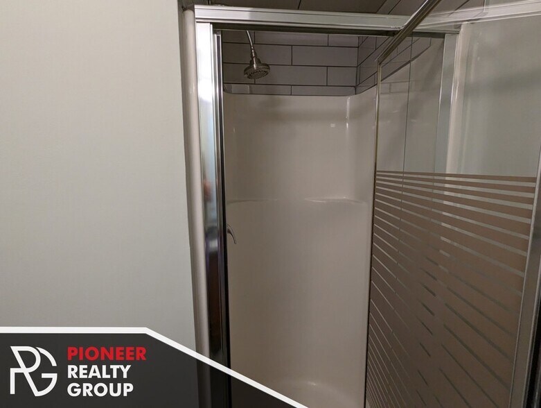 Building Photo - 454 W Barry Ave