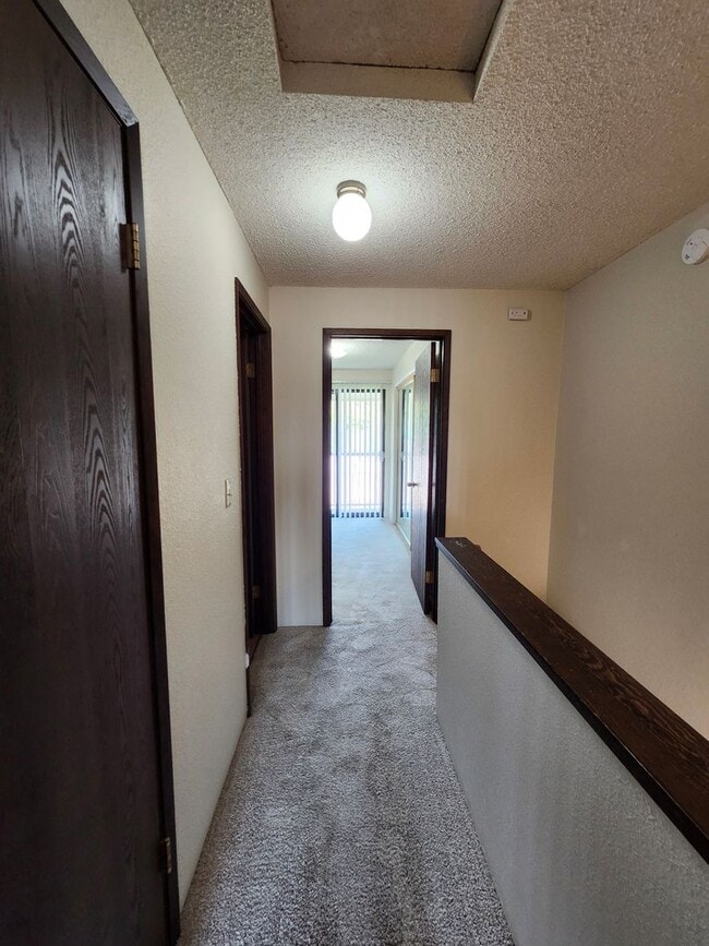 Building Photo - Spacious N. Richland Townhome- Includes Washer & Dryer!