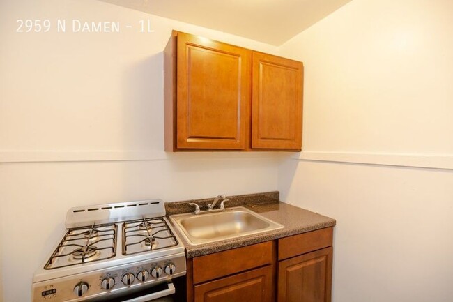 Building Photo - Cozy Studio in Lincoln Park!  Gas and Heat...