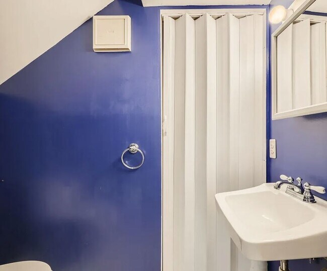 Building Photo - 827 S Charles St