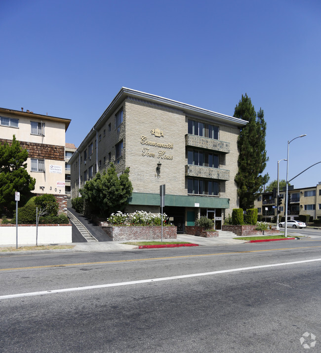 Building Photo - Commonwealth Town House