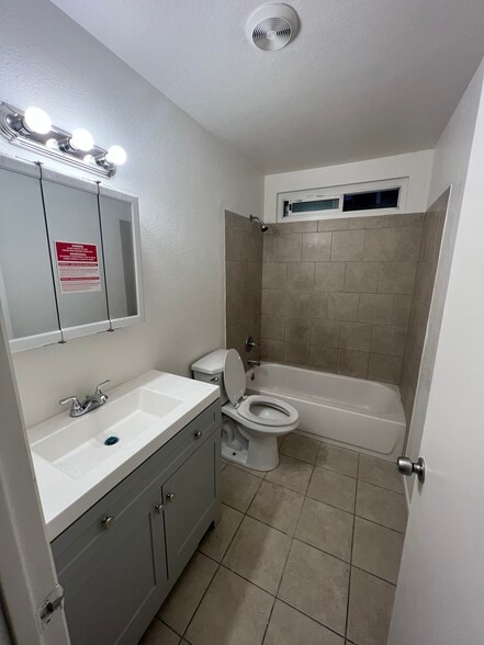 Building Photo - 420 E Pleasant Valley Rd