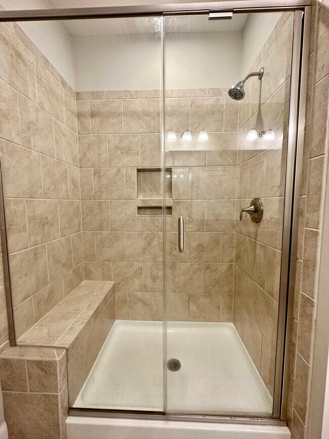 Building Photo - Beautiful 4 bedroom, 3 bath townhome end u...