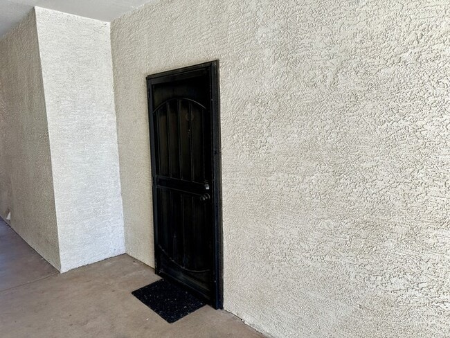 Building Photo - Fantastic Brick Commons condo in ideal loc...