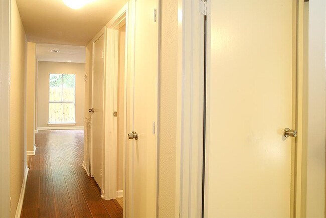 Building Photo - 9 Wolfhound Ln