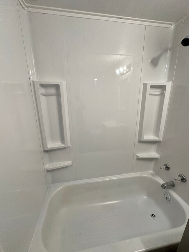 Building Photo - Spacious Single Family Home Ready for Rent in Great Neighborhood