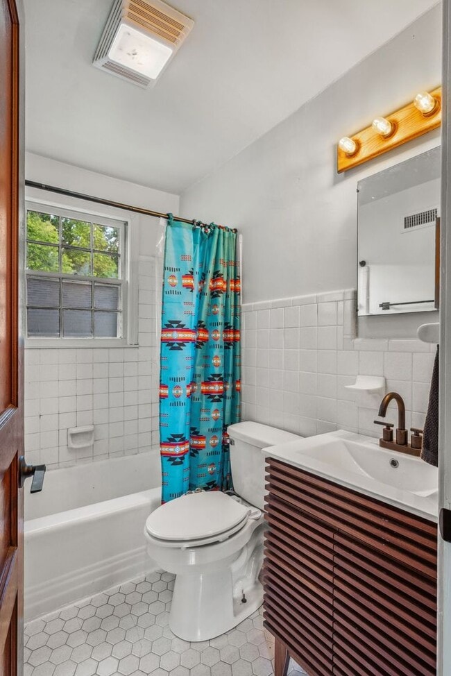 Building Photo - Charming North Nashville Cottage