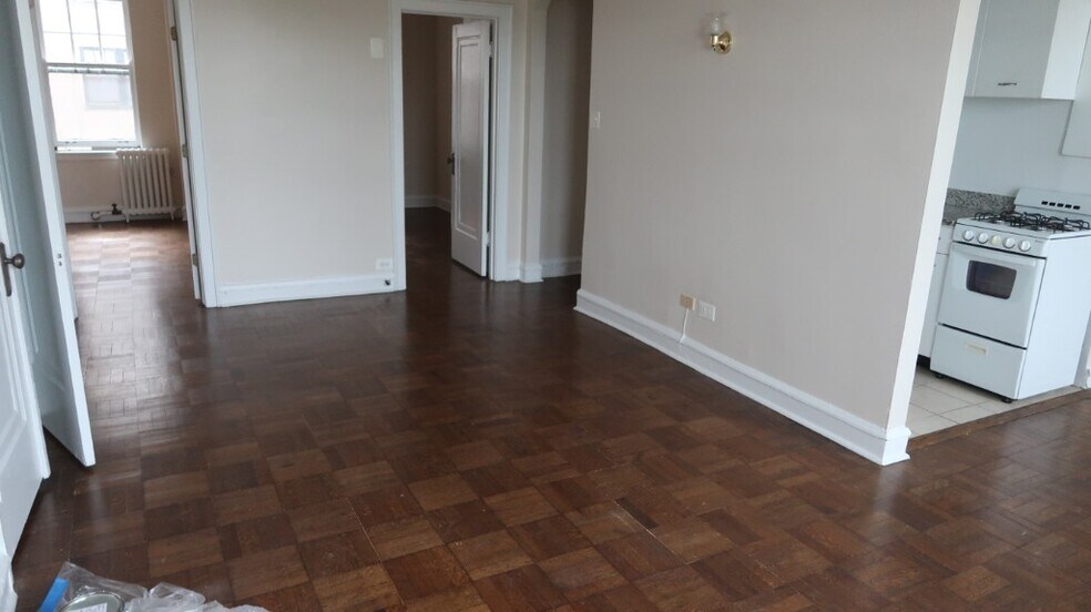 Building Photo - 1209 W Sherwin Ave