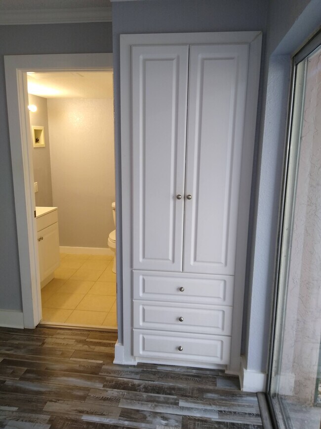 Building Photo - Blue Pointe