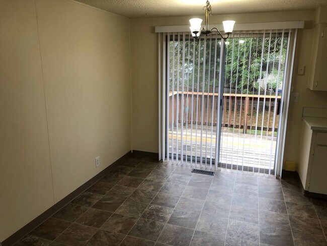Building Photo - Large 3 Bed, 2 Bath Split Level Home in Newberg- Landscaping Included