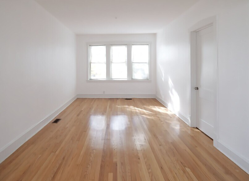 Building Photo - 5004 W Armitage Ave