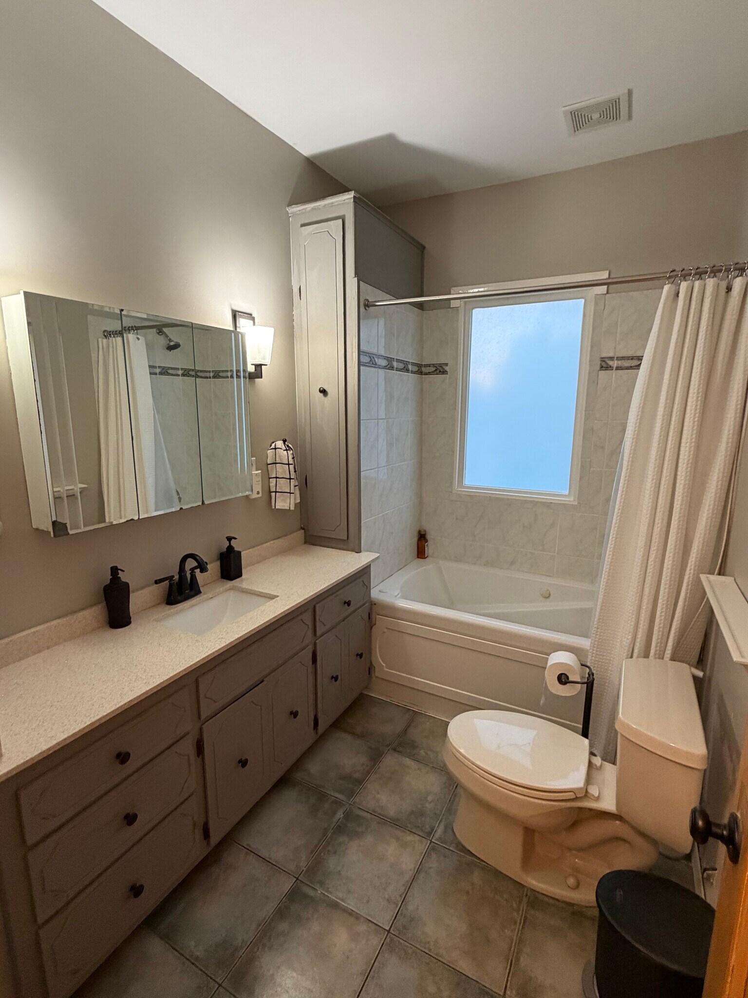 Building Photo - 18 Rustic W