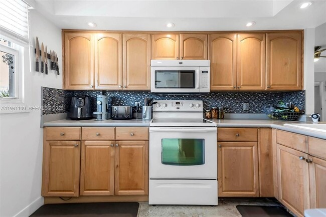 Building Photo - 120 Royal Pk Dr