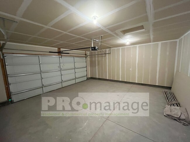 Building Photo - 3 Bed, 2 Bath Town Home w/ 2 Car Garage