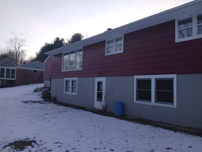 Building Photo - 5 Meadow Brook Ln