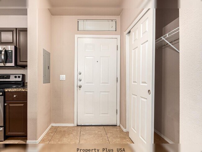 Building Photo - "Unique 3-Bed, 2-Bath Condo with 2 car attached garage located in Prime Scottsdale Location!"