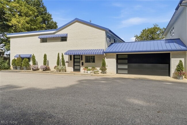 Building Photo - 421 Riverdale Dr