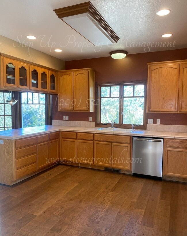 Building Photo - Elegant Mountain-View Home with Solar, Wel...