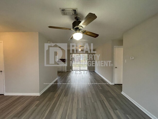 Building Photo - Spacious Three Bedroom Home in Warner Robi...