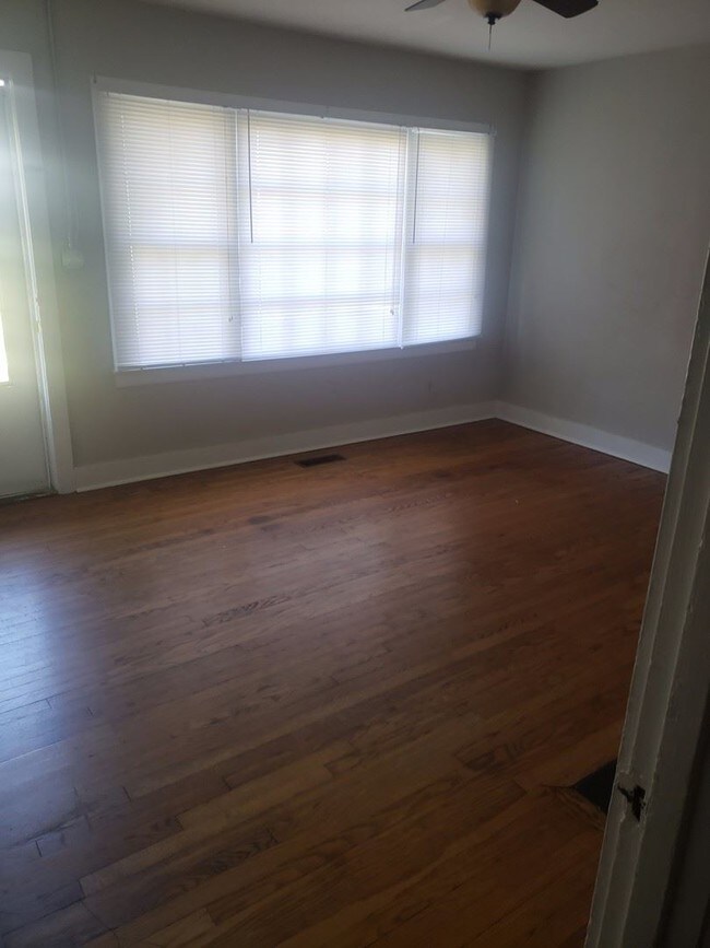 Building Photo - 3 br, 2 bath House - 1508 East 11th Street