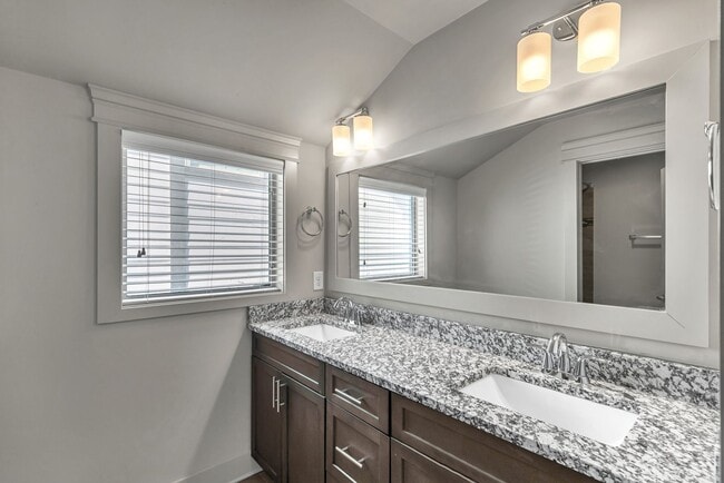 Building Photo - Modern Townhome Living in the Heart of Wed...