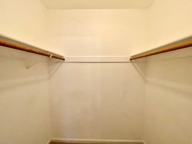 Building Photo - Amazing 3 Bedroom Townhome with Fenced Bac...