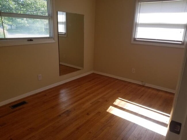 Building Photo - 402 N. Mitchner Ave