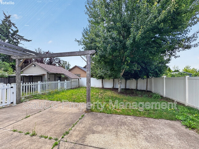Building Photo - 661 NW Connell Ave