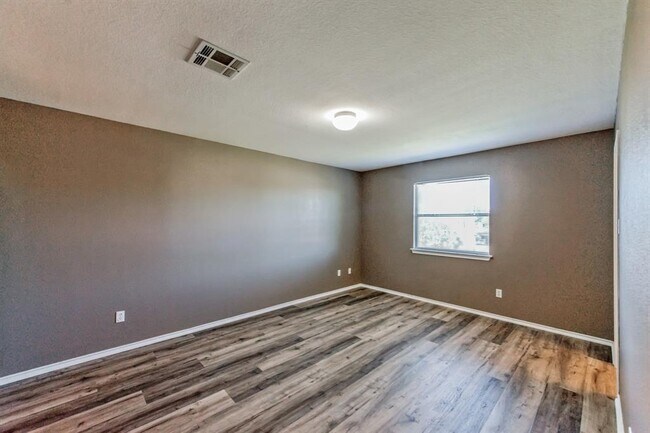 Building Photo - 5625 Clyde Ln