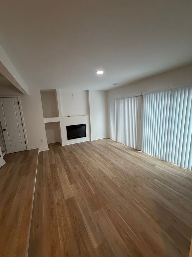 Building Photo - Spacious 2 bedroom Condo Uptown Charlotte  .( 500.00 off if you Move in by April 1, 2026)