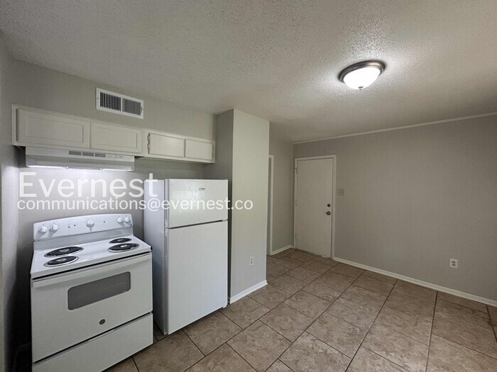 Building Photo - 8044 Oakbrook Dr