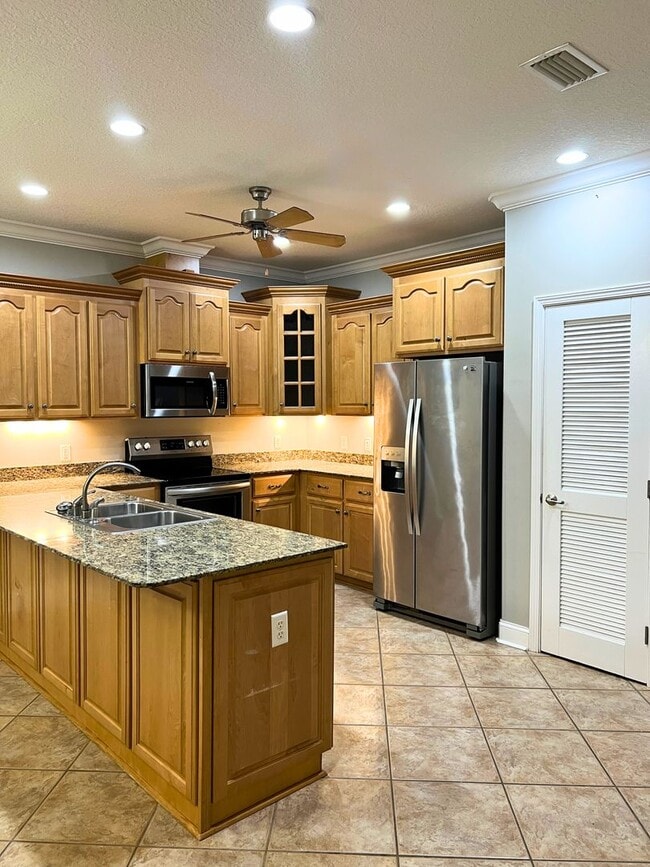 Building Photo - 3/2 in the desirable Laurel Island neighbo...