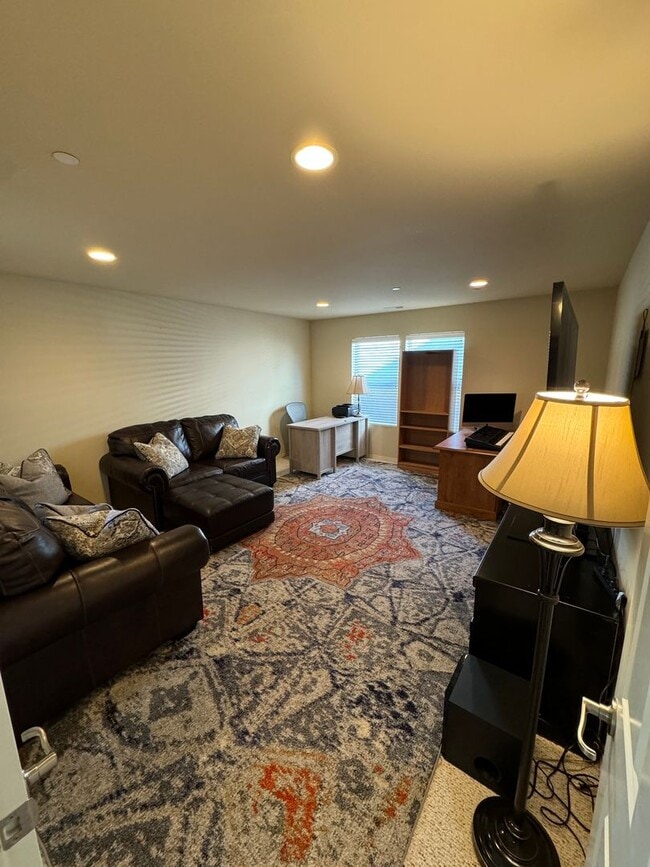 Building Photo - 1175 Swan Loop