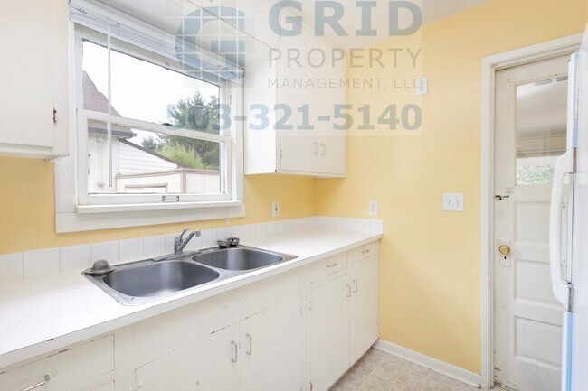 Building Photo - Charming 2 Bedroom Bungalow Available in Northeast Portland!