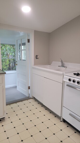 Kitchen - 30 Leuvine St