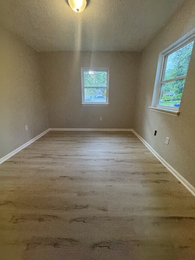Building Photo - Newly remodeled townhome