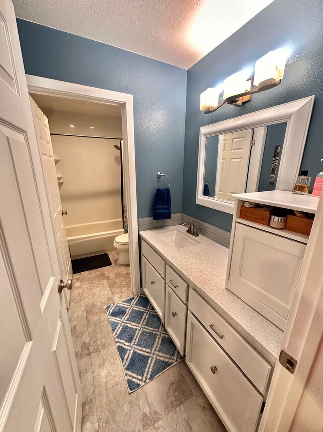Building Photo - Rare Kirkland Condo on the Juanita Waterfront! Available August 1st, 2026!